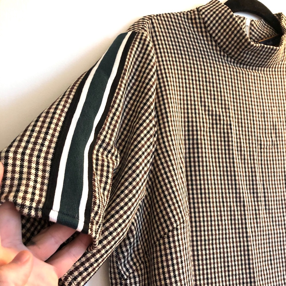 Retro Short Sleeve Turtleneck Striped Shoulder Top